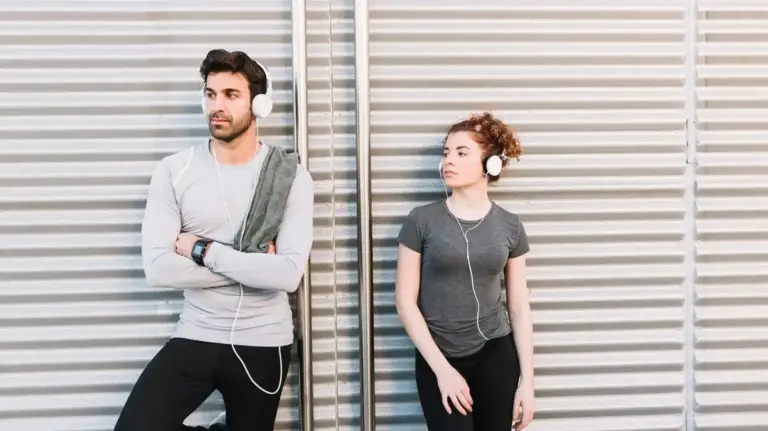 people exercising gym common mistakes