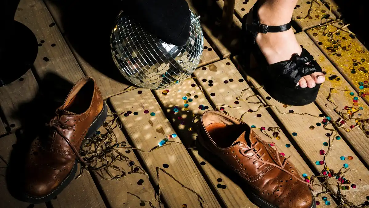 stylish casual outfit details accessories color layering shoes