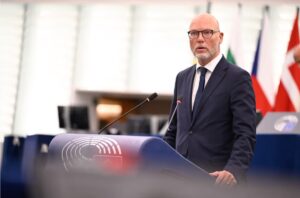 Conflicten van belangen bij Zweedse EU-parlementariër Jörgen Warborn leiden tot protest vanuit middenveldorganisaties