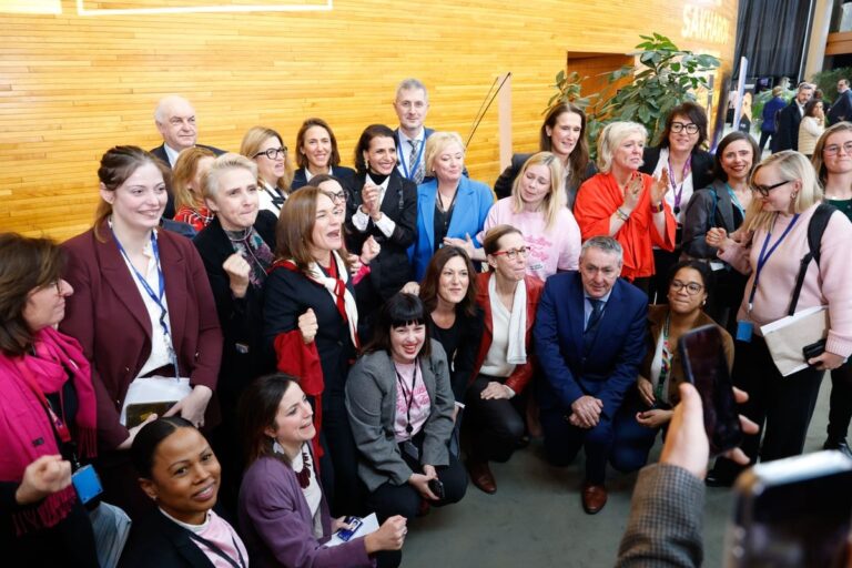 Hoe het Europese Parlement probeerde toegang tot abortus te verbeteren en de politieke uitdaging